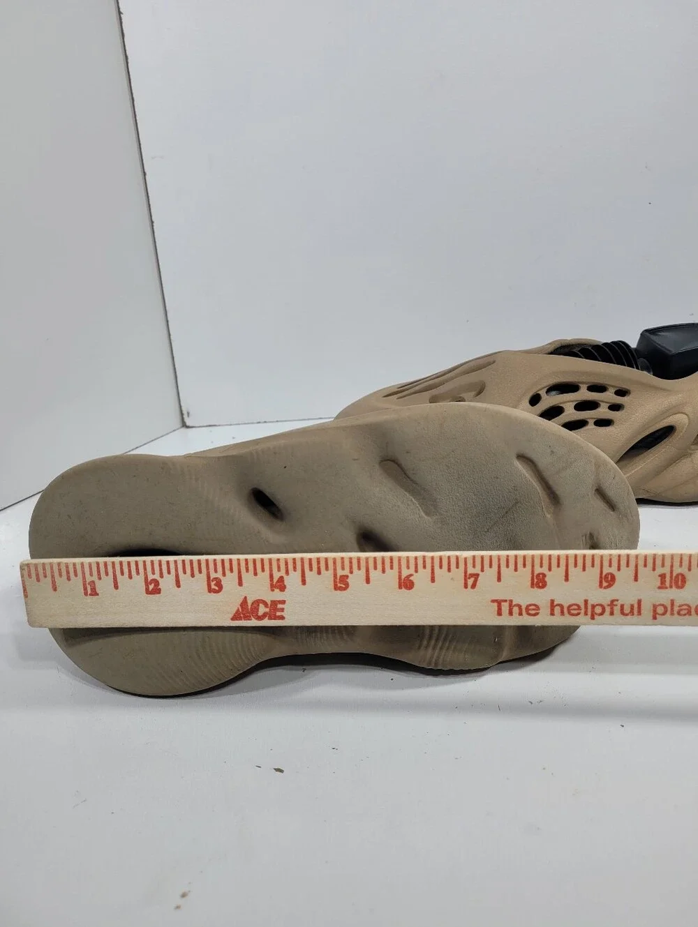Adidas Yeezy Foam Runner Ochre Mens Size 9 GW3354 Clog RNNR Slip On